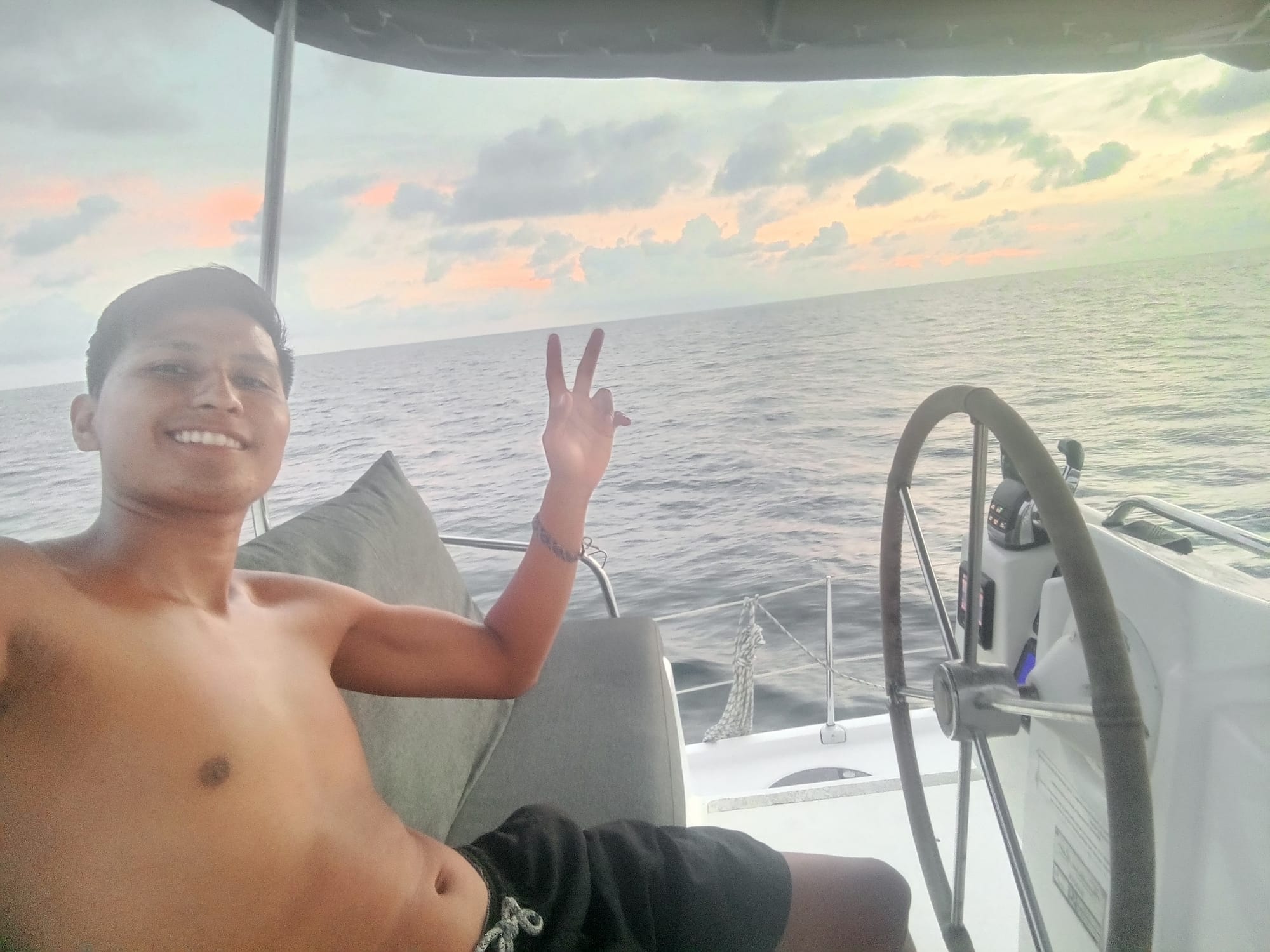 Homme sur un catamaran de luxe fait un signe de la main près de Cartagena en Colombie.